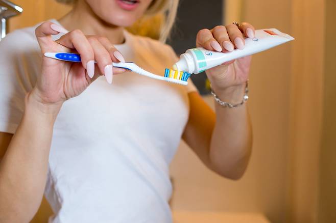 치약을 쭈욱 많이 짜서 쓰는 사람이 예전처럼 많지 않은 것 같다. 어른은 콩알 크기, 어린이는 쌀알 크기 만큼의 치약을 써도 칫솔질에 문제가 없다는 게 많은 치과의사들의 조언이다. [사진=게티이미지뱅크]