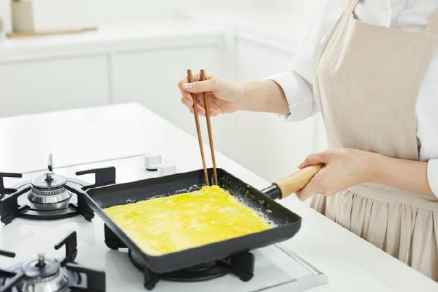 아침에 시간이 있으면 달걀에 양파, 방울토마토 등을 넣어 오믈렛을 만들어 먹는 것이 좋다.   [사진=게티이미지뱅크]