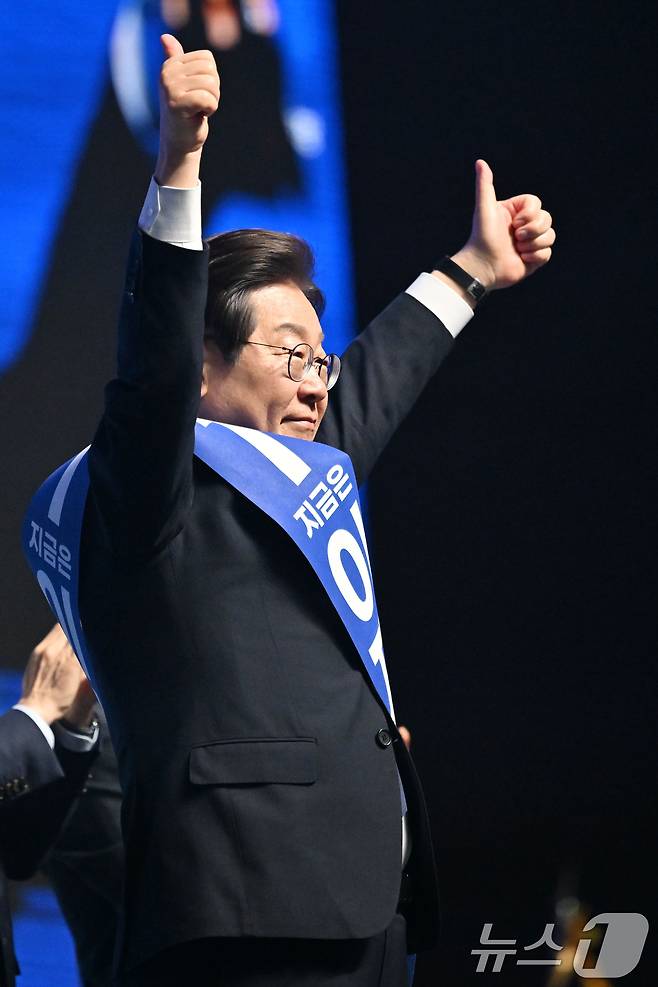 이재명 더불어민주당 대선 경선 후보가 26일 오후 광주 서구 김대중컨벤션센터에서 열린 더불어민주당 21대 대통령선거 후보자 선출을 위한 호남권 합동연설회에서 지지자들에게 인사하고 있다. 2025.4.26/뉴스1 ⓒ News1 김태성 기자