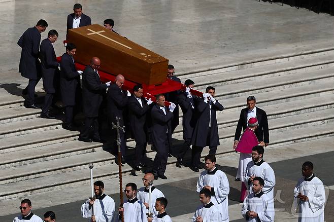 26일(현지시간) 프란치스코 교황의 관이 장례 미사를 위해 바티칸 성 베드로 광장으로 옮겨지고 있다. 2025.04.26. ⓒ 로이터=뉴스1 ⓒ News1 이지예 객원기자