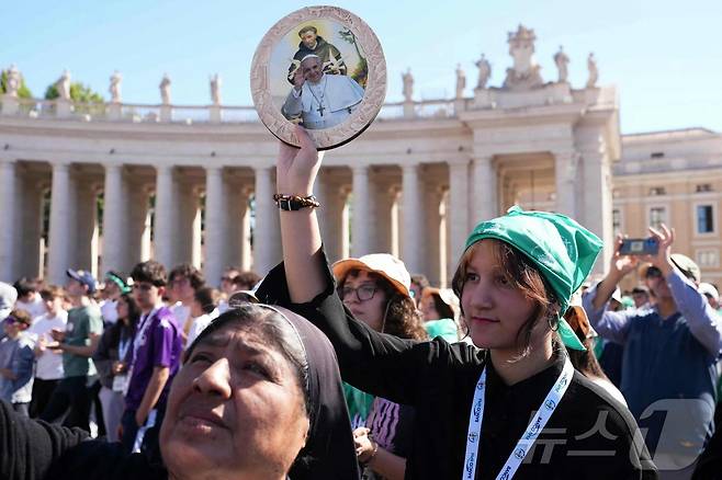 26일 오후(현지시간) 바티칸 성 베드로 광장에서 프란치스코 교황의 장례 미사가 엄수되고 있다. ⓒ AFP=뉴스1
