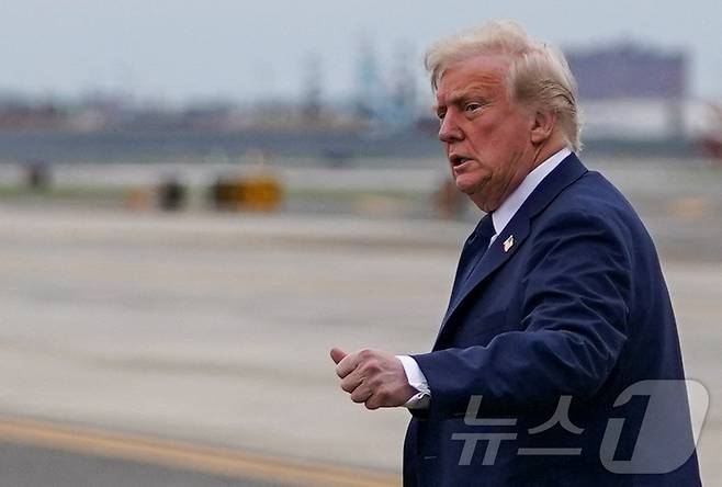 도널드 트럼프 미국 대통령이 26일(현지시간) 미국 뉴저지 주 뉴어크에서 프란치스코 교황의 장례식에 참석한 후 뉴어크 리버티 국제공항에 도착해 이동하고 있다. ⓒ 로이터=뉴스1 ⓒ News1 류정민 특파원