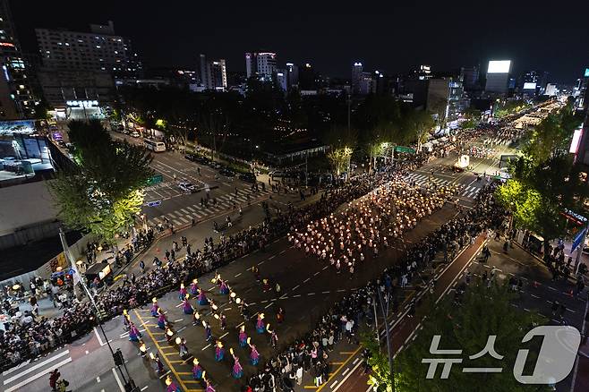 부처님 오신날을 일주일 여 앞둔 26일 서울 종로구 종로3가 일대에서 2025 연등행렬이 지나고 있다. 2025.4.26/뉴스1 ⓒ News1 이승배 기자
