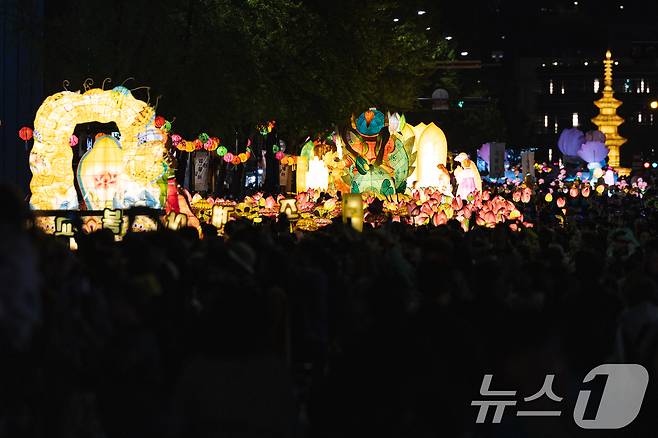부처님 오신날을 일주일 여 앞둔 26일 서울 종로구 종각역 일대를 연등행렬이 지나고 있다. 2025.4.26/뉴스1 ⓒ News1 이승배 기자