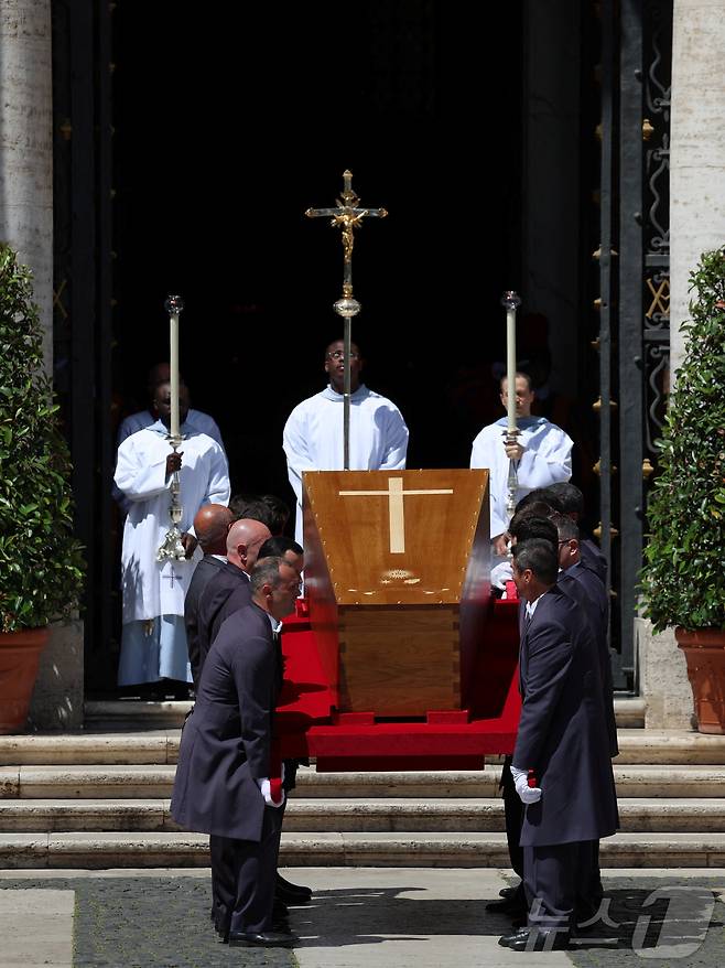 26일 (현지시간) 바티칸의 성 베드로 광장에서 열린 프란치스코 교황의 장례 미사를 마친 뒤 관이 마지막 안식처인 로마의 산타 마리아 마조레 대성당으로 옮겨 지고 있다. 2025.04,27 ⓒ 로이터=뉴스1