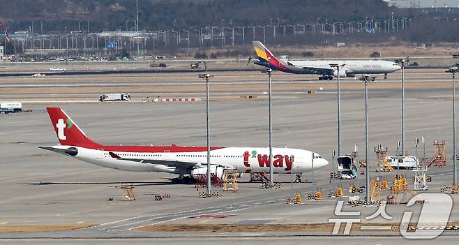 사진은 인천국제공항의 티웨이 항공기.. ⓒ News1 이승배 기자
