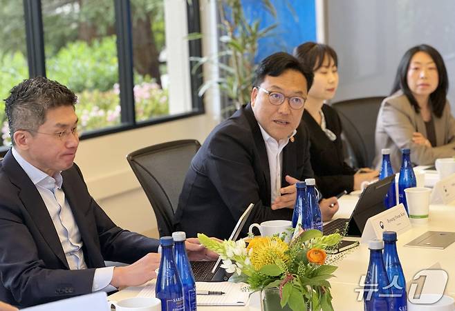 김병환 금융위원장이 24일(현지시간) 미국 샌프란시스코 실리콘밸리에서 열린 VC 간담회에서 국내 혁신기업 육성 및 벤처시장 발전을 위한 정책지원 과제에 대해 논의하고 있다.(금융위 제공)