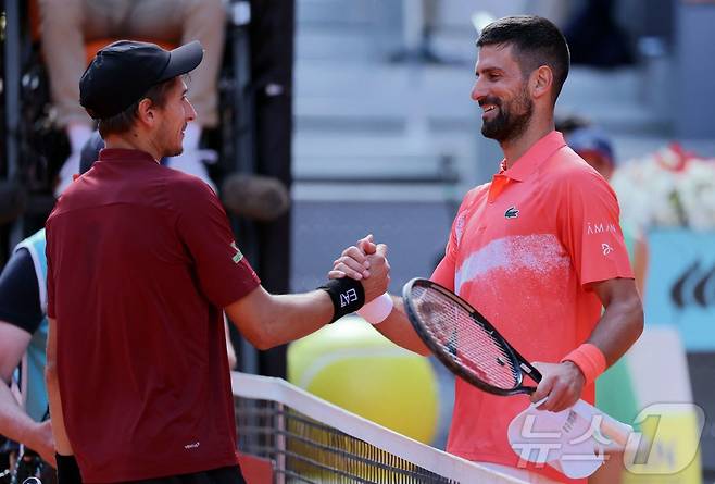 노박 조코비치(오른쪽)가 마드리드오픈 첫 판에서 탈락한 뒤 아르날디와 악수하고 있다. ⓒ AFP=뉴스1