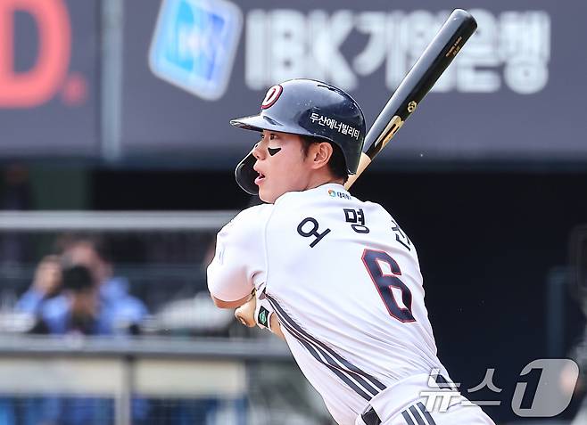 27일 서울 송파구 잠실야구장에서 열린 프로야구 '2025 신한 SOL 뱅크 KBO리그' 롯데 자이언츠와 두산 베어스의 경기, 7회말 2사 만루 상황에서 두산 오명진이 2타점 2루타를 치고 있다. 2025.4.27/뉴스1 ⓒ News1 김도우 기자