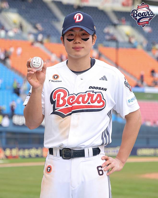 두산 오명진이 데뷔 첫 홈런공을 들고 기념촬영을 하고 있다.(두산 베어스 제공)