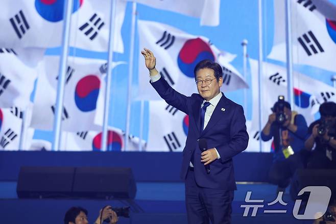 이재명 더불어민주당 제21대 대통령선거 후보가 27일 경기 고양시 킨텍스에서 열린 수도권·강원·제주 합동연설회에 참석해 최종 후보로 선출된 뒤 수락 연설을 하기 전 인사하고 있다. 2025.4.27/뉴스1 ⓒ News1 안은나 기자