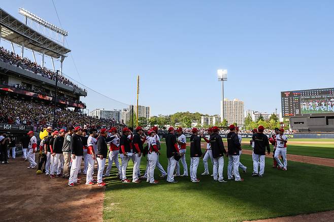 KIA 선수단이 26일 광주-기아 챔피언스 필드에서 열린 2025 KBO리그 LG전 승리 후 하이파이브를 하고 있다. 사진 | KIA 타이거즈