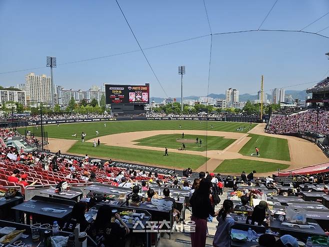 26일 LG와 KIA가 2025 KBO리그 정규시즌 주말 3연전 두 번째 경기를 치르는 가운데 경기 시작 전 2만500석이 모두 팔렸다. 올시즌 6번째 매진이다. 광주 | 김동영 기자 raining99@sportsseoul.com