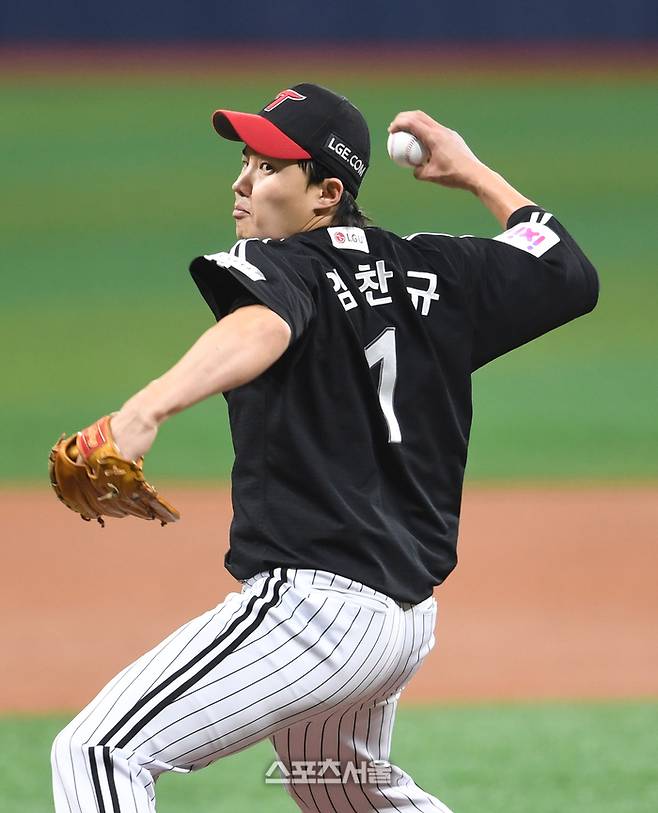 LG 임찬규가 10일 고척스카이돔에서 열린 2025 KBO리그 키움과 경기에 선발 등판해 힘차게 공을 던지고 있다. 고척 | 박진업 기자 upandup@sportsseoul.com