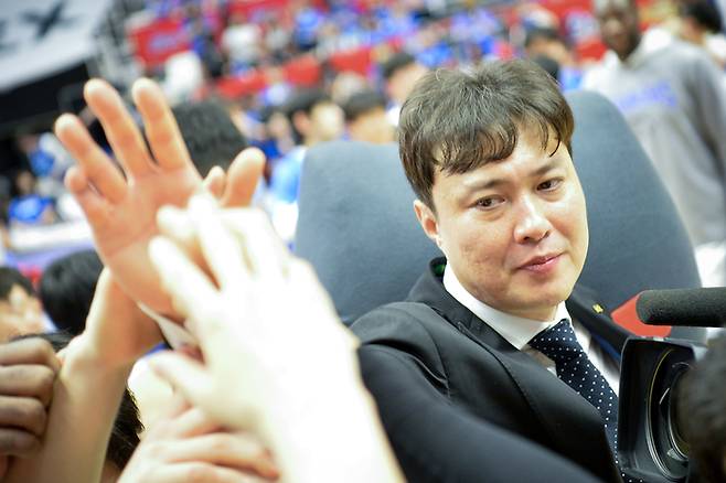 KT 송영진 감독이 PO 3차전 승리 후 선수단과 하이파이브를 하고 있다. 사진 | KBL