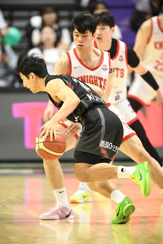 KT 허훈은 27일 수원 SK전 경기 초반부터 3점슛 2개를 묶어 팀 공격을 이끌었다. 사진 | KBL