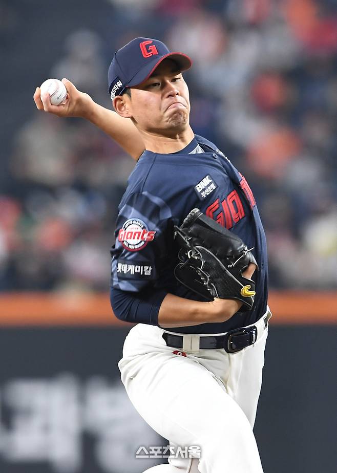 롯데 김진욱이 2일 대전 한화생명 볼파크에서 열린 2025 KBO리그 한화와의 경기에 선발 등판해 힘차게 공을 던지고 있다. 대전 | 박진업 기자 upanddup@sportsseoul.com