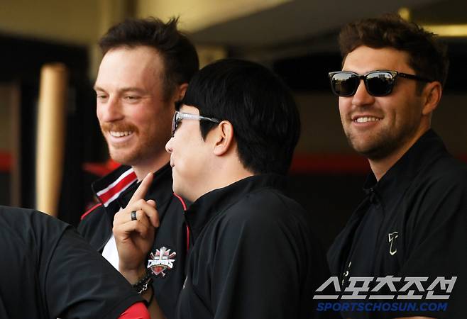 26일 광주 기아챔피언스필드에서 열린 KIA 타이거즈와 LG 트윈스의 경기. 양현종이 올러에게 다가가 대화를 나누고 있다. 광주=박재만 기자 pjm@sportschosun.com/2025.04.26/