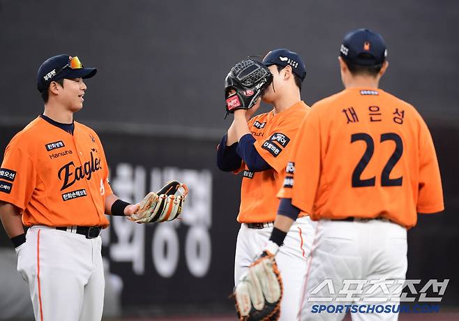 8회초 2사 1루. 교체 사인에 아쉬워하는 한화 선발 문동주.