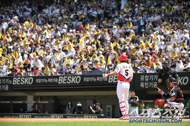 지난해 MVP 김도영이 돌아오자 챔피언스필드는 노란 물결로 물들었다.