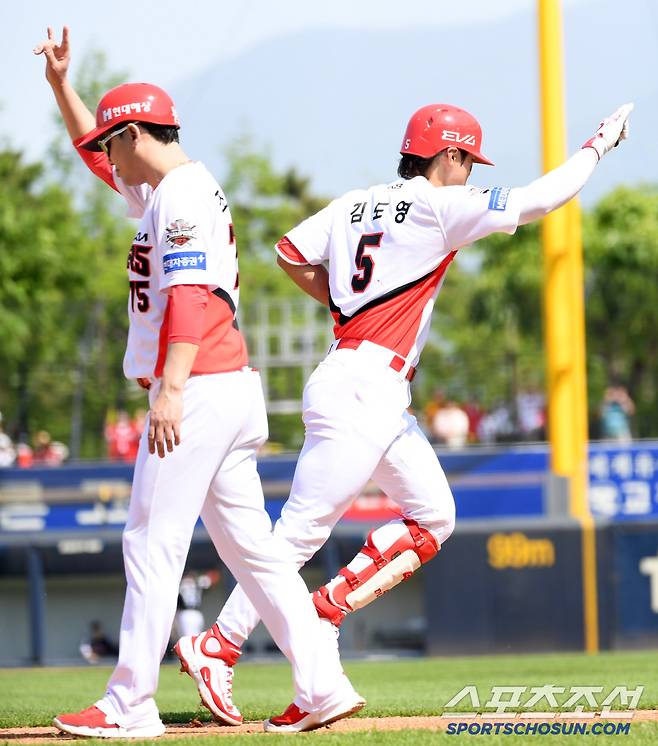 챔피언스필드 주인 김도영이 돌아오자마자 홈런포를 터뜨리며 귀환을 알렸다.