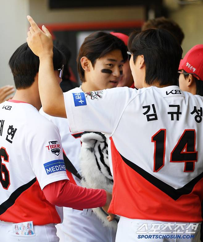 26일 광주 기아챔피언스필드에서 열린 KIA 타이거즈와 LG 트윈스의 경기. 3회말 1사 KIA 김도영이 솔로포를 날린 뒤 환호하고 있다. 광주=박재만 기자 pjm@sportschosun.com/2025.04.26/