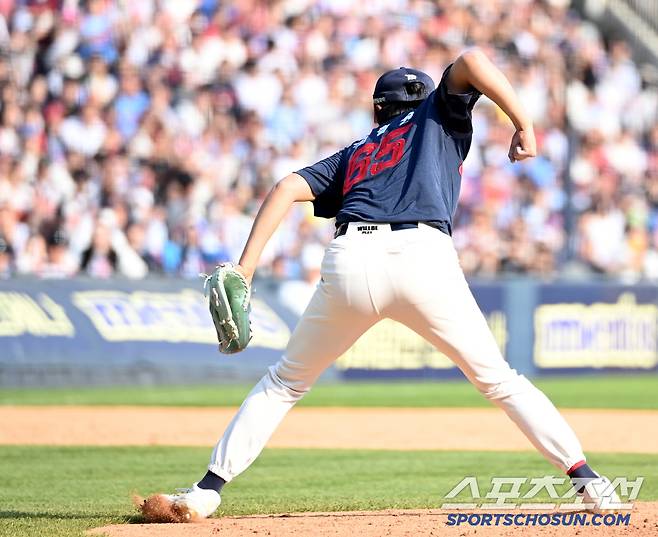 26일 잠실야구장에서 열린 롯데와 두산의 경기, 8회말롯데 정철원이 두산 김기연을 삼진처리하며 환호 하고 있다. 허상욱 기자wook@sportschosun.com/2025.04.26/