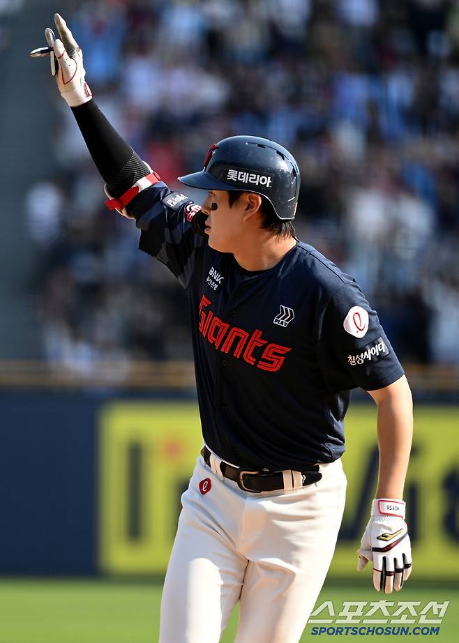 26일 잠실야구장에서 열린 롯데와 두산의 경기, 8회초 무사 3루 롯데 나승엽이 역전 1타점 적시타를 치고 기뻐하고 있다. 허상욱 기자wook@sportschosun.com/2025.04.26/