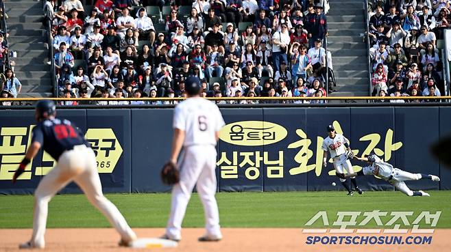 26일 잠실야구장에서 열린 롯데와 두산의 경기, 8회초 무사 2루 두산 중견수 정수빈이 롯데 레이예스의 플라이 타구를 잡지 못하고 있다. 이 타구에 2루주자 윤동희가 홈으로 파고들어 3대3 동점이 이뤄졌다. 잠실=허상욱 기자wook@sportschosun.com/2025.04.26/