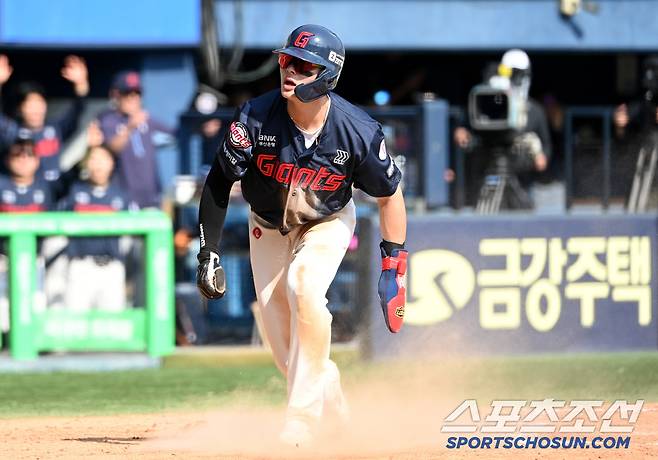 26일 잠실야구장에서 열린 롯데와 두산의 경기, 6회초 1사 1,3루 롯데 나승엽의 삼진때 3루주자 윤동희가 홈으로 파고들어 세이프되고 있다. 잠실=허상욱 기자wook@sportschosun.com/2025.04.26/
