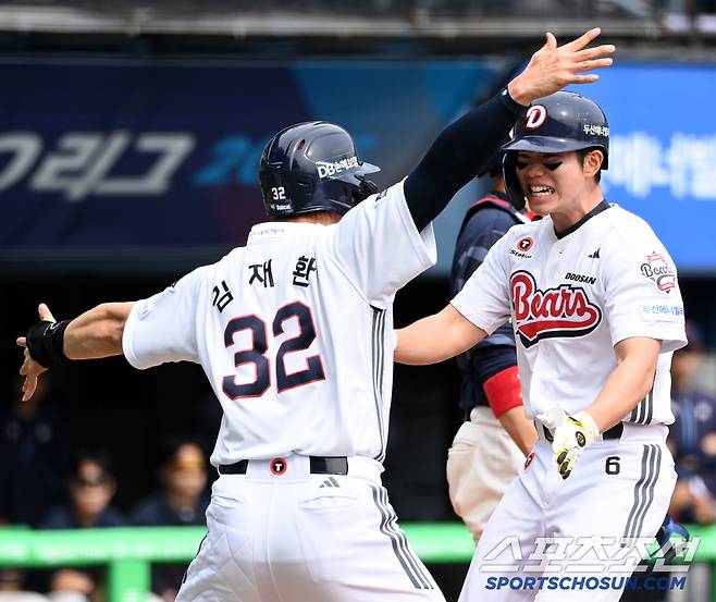 27일 잠실야구장에서 열린 롯데와 두산의 경기, 4회말 1사 민루 두산 오명진이 선제 만루홈런을 치고 기쁨을 나누고 있다. 잠실=허상욱 기자wook@sportschosun.com/2025.04.27/