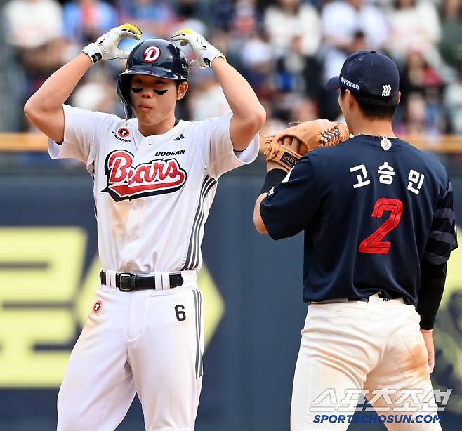 27일 잠실야구장에서 열린 롯데와 두산의 경기, 7회말 2사 만루 두산 오명진이 2타점 적시타를 치고 기뻐하고 있다. 잠실=허상욱 기자wook@sportschosun.com/2025.04.27/