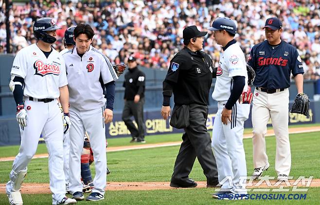 27일 잠실야구장에서 열린 롯데와 두산의 경기, 6회말 2사 1루 두산 김재환이 롯데 김상수의 투구에 맞은 뒤 화를 내자 김상수가 고의가 아니라며 이야기하고 있다. 잠실=허상욱 기자wook@sportschosun.com/2025.04.27/