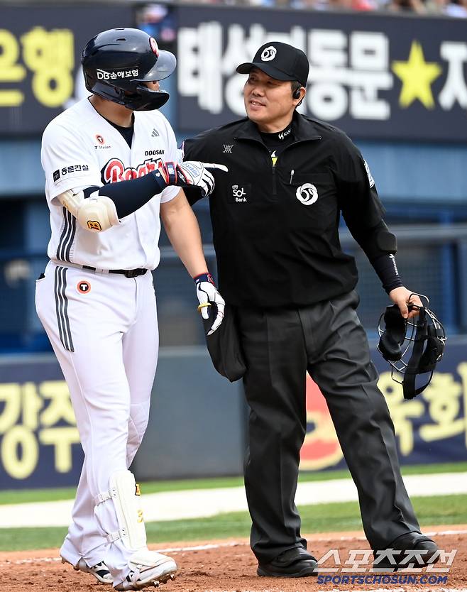 27일 잠실야구장에서 열린 롯데와 두산의 경기, 6회말 2사 1루 두산 김재환이 롯데 김상수의 투구를 몸에 맞은 후 화를 내고 있다. 잠실=허상욱 기자wook@sportschosun.com/2025.04.27/