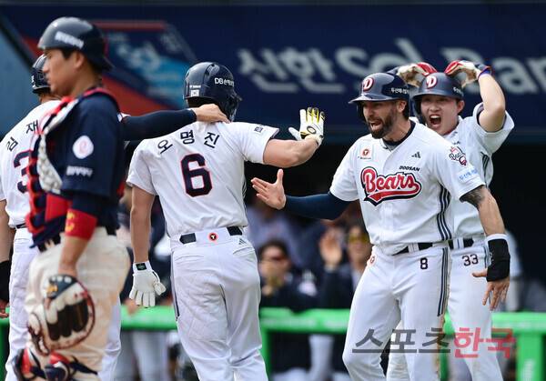 오명진을 반기는 두산 선수들. ⓒ스포츠코리아