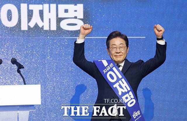 처음 무대에 오른 이재명 후보는 '준비된 대통령'과 '민주정부 계승'을 내세웠다. /장윤석 기자