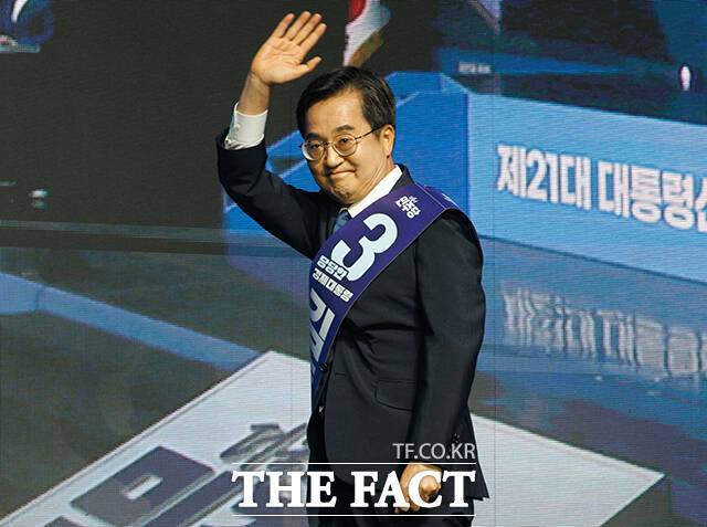 김동연 후보는 '민주당 내부 통합'과 경제위기 돌파를 전면에 내세웠다. /장윤석 기자