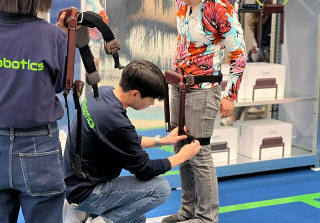 25일 서울 현대백화점 목동점 지하 2층에 마련된 위로보틱스 윔 팝업스토어에서 방문객들이 로봇을 체험하고 있다. (사진=지디넷코리아 신영빈 기자)