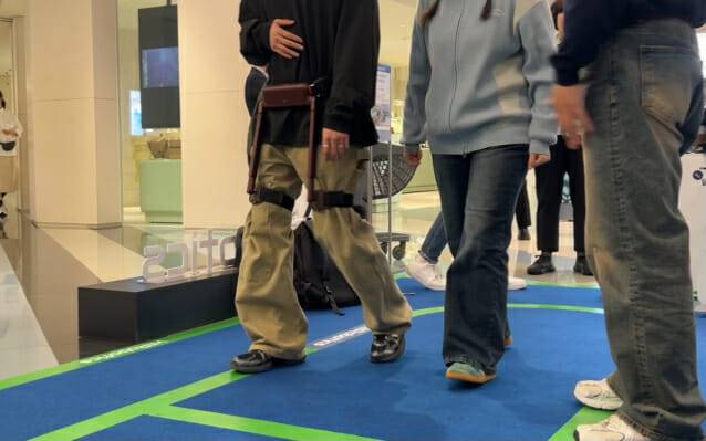 25일 서울 현대백화점 목동점 지하 2층에 마련된 위로보틱스 윔 팝업스토어에서 방문객들이 로봇을 체험하고 있다. (사진=지디넷코리아 신영빈 기자)