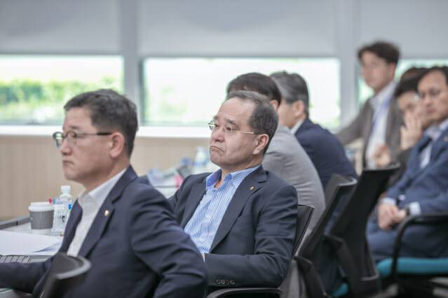 농협금융은 25일, 서울 중구 소재 본사에서 2025년 제1차 농협금융 DT추진최고협의회를 개최했다고 밝혔다. 이찬우 회장(왼쪽에서 두 번째)이 회의를 주재하고 있다.