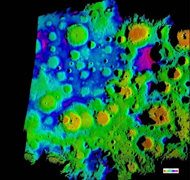 달 남극의 지형도. 달의 북극과 남극은 햇빛이 전혀 닿지 않는 극한의 지역으로 물을 얼음으로 저장할 수 있는 차가운 웅덩이를 형성한다. (출처=NASA/JPL)