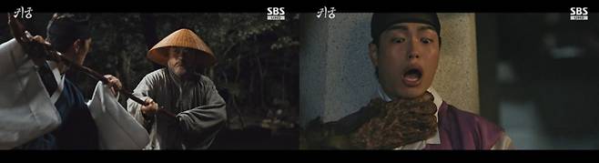SBS 금토드라마 ‘귀궁’ 4화에서는 여리(김지연 분)가 강철이(육성재 분)의 압도적인 힘을 실감하고 팔척귀에 맞서기 위해 그를 몸주신으로 모시기로 결심하는 장면이 그려졌다. 강철이와 팔척귀에 빙의된 왕 이정(김지훈 분) 간의 치열한 대결로 극이 시작됐고, 퇴귀 의식과 야광주를 통해 간신히 팔척귀를 쫓아냈지만, 팔척귀의 강력함에 두 사람은 큰 충격을 받았다. 이후 강철이는 여리를 보호하기 위해 궁궐을 떠나자고 했지만, 여리는 오히려 자신이 몸주신 없이 싸우려 했던 무모함을 깨닫고, 강철이를 몸주신으로 받아들이겠다고 선언했다. 그러나 궁궐에는 다시금 음사가 벌어지고 팔척귀가 부활을 준비하는 긴장감 넘치는 상황이 이어졌으며, 극 말미에는 영인대군이 팔척귀에게 습격당하는 장면이 충격적으로 그려지며 긴박감을 최고조로 끌어올렸다.