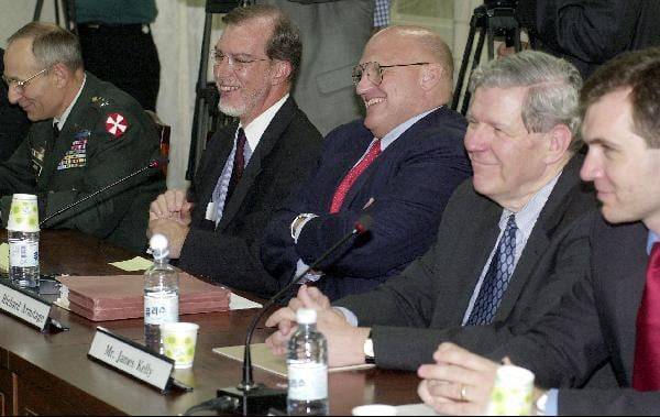 2001년 5월 10일 방한 중인 리처드 아미티지 미 국무부 부장관(한 가운데)이 이날 아침 발생한 좌파 단체의 달걀 투척을 화제로 환담하고 있다. 아미티지는 “어느 사회건 다른 목소리가 있을 수 있다. 서울이 그런 사회라는 것이 매우 기쁘다”며 웃어넘겼다./조선일보