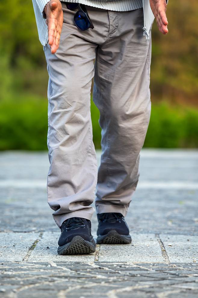 기초강습1. 발이 팔자가 돼서는 안된다. 무릎이 스치듯 양발을 일자로 놓아가며 뛴다./이건송 영상미디어 기자