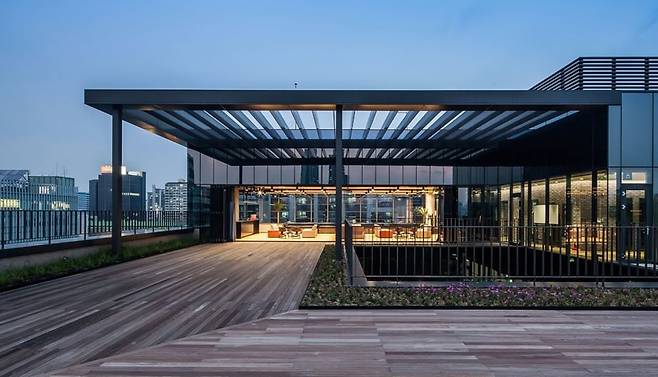 서울 성동구 ‘헤이그라운드 성수 시작점’의 스카이라운지 테라스. 소셜 벤처들을 지원하는 루트임팩트의 ‘공유 업무 공간’이다./헤이그라운드