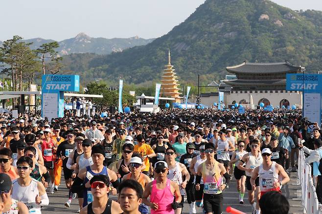 2025 서울하프마라톤 대회 참가자들이 서울 광화문 광장 출발선에서 힘차게 뛰어나가고 있다. /남강호 기자