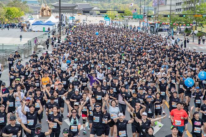 27일 오전 서울 광화문 광장에서 2025 서울 하프마라톤에 참가한 참가자들이 출발하고 있다./이태경기자