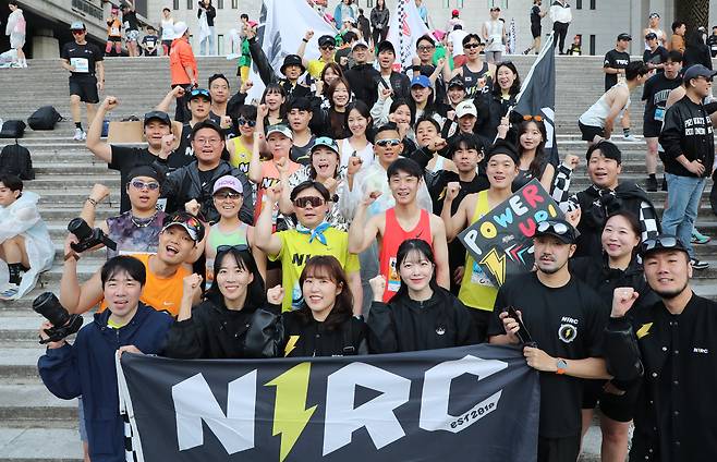2025 서울하프마라톤 대회에 참가한 러닝크루 ‘노원러닝크루(N1RC)’ 회원들이 27일 오전 서울 광화문 광장에서 포즈를 취하고 있다. /남강호 기자