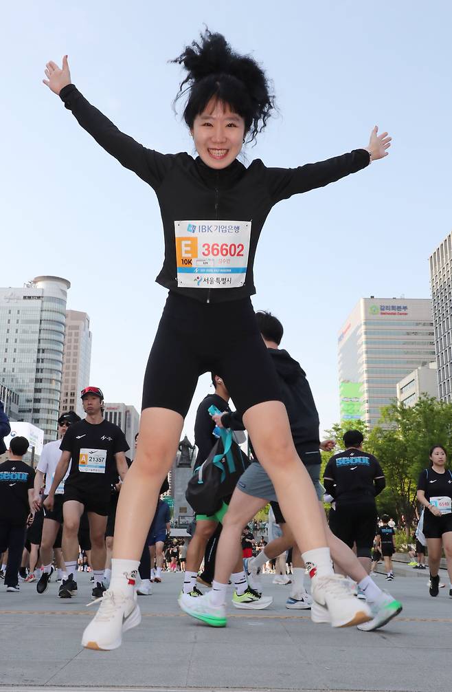 2025 서울하프마라톤 대회에 참가한 김수민 씨가 27일 오전 서울 광화문 광장에서 포즈를 취하고 있다. /남강호 기자