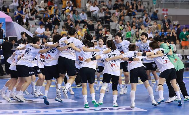 27일 서울 송파구 올림픽공원 핸드볼경기장에서 열린 2024-2025 핸드볼 H리그 여자부 챔피언결정전 2차전 삼척시청과 SK 슈가글라더즈의 경기에서 24대22로 승리하며 우승을 차지한 SK 선수들이 기뻐하고 있다. /연합뉴스
